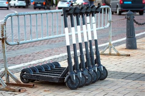 Estacionamiento Para Un Scooter El Ctrico En El Transporte De La Calle