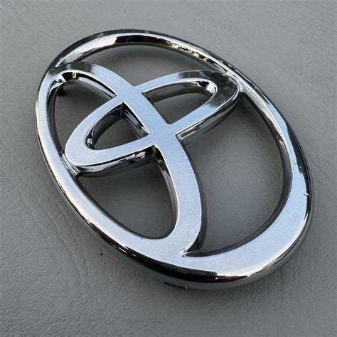 02 06 TOYOTA CAMRY LE SE XLE V6 GRILLE GRILL CHROME EMBLEM LOGO BADGE