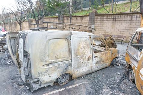 Un Incendio Calcina Cinco Veh Culos Y Cuatro Contenedores En Lasarte