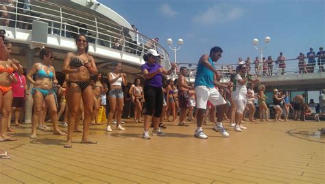 Grupo De Singles Bailando En El Crucero Para Solteros Por Las