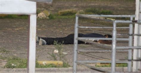 Joven Baja De Suburban En Ca Ada Del Real Da Unos Pasos Y Sus