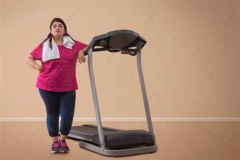 Fondo Retrato De Mujer Con Sobrepeso De Pie Con Cinta De Correr Foto E