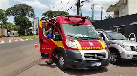 Motociclista fica ferido após tentar desviar de buraco e atingir