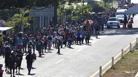 La Caravana De Migrantes En El Sur De México Sigue Su Camino A Eeuu En