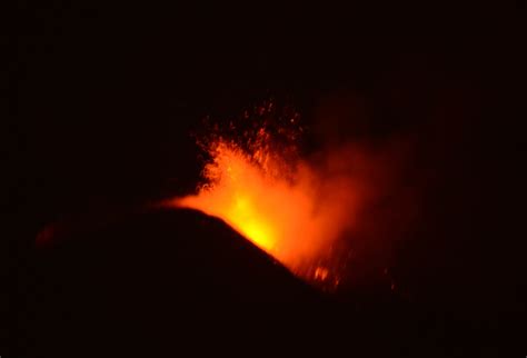 Etna Un Altra Notte Di Fuoco Tra Boati E Fontane Di Lava QdS