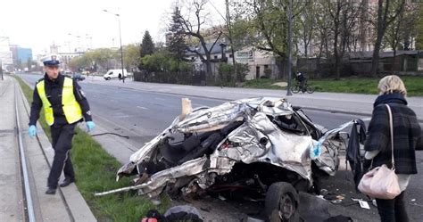 Tragiczny wypadek w Łodzi Samochód rozerwany na pół Motoryzacja w