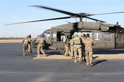 U.S. Army Paratroopers board the UH-60 Blackhawk helicopter, - PICRYL ...