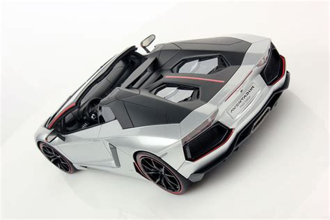 Lamborghini Aventador LP 700 4 Roadster Pirelli Edition 1 18 MR