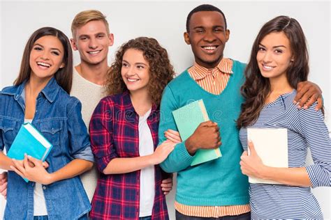 Gruppo Di Persone Gli Studenti Fotografia Stock Immagine Di Osservare