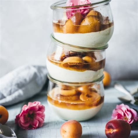 Sommer Dessert im Glas Einfache Vanille Crème mit Aprikosenkompott