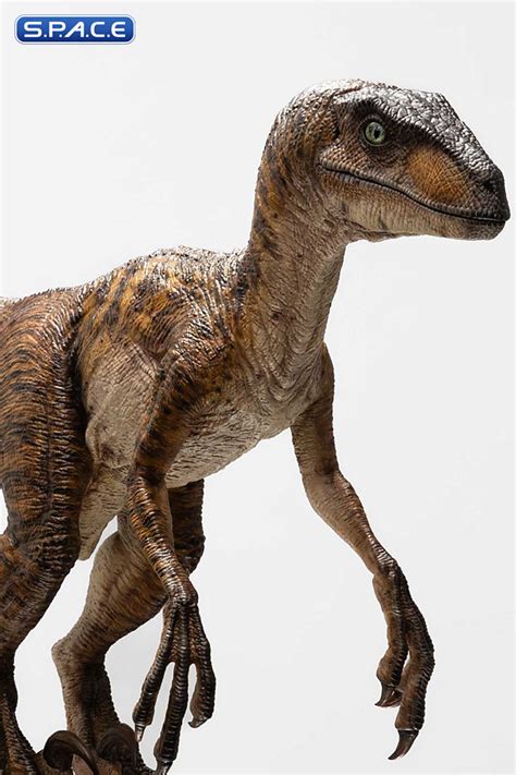 Clever Girl Velociraptor Maquette With Acryl Case Jurassic Park