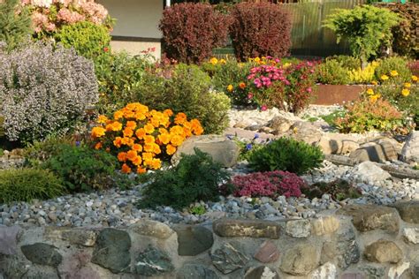 Vorgarten Idee Abwechslungsreicher Vorgarten Mit Hochbeet Und Blumen