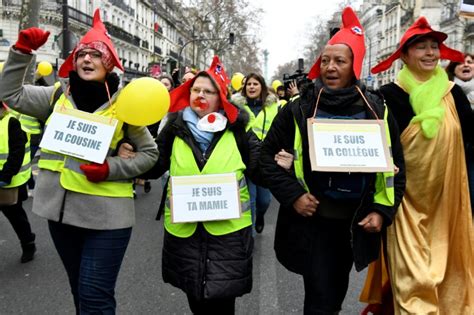 Mulheres coletes amarelos se manifestam na França para dar imagem