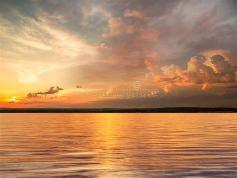 Luz Solar Dourada Nuvens Voadoras Dramáticas No Céu Noturno E Grama