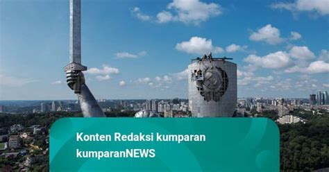 Foto Pembongkaran Lambang Uni Soviet Di Perisai Patung Tanah Air