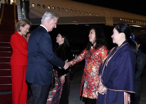 nha vua va hoang hau bi den ha noi bat dau tham cap nha nuoc toi viet nam