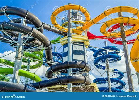 Acquascivoli Variopinti Nel Aquapark Immagine Stock Immagine Di