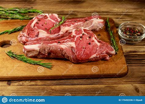 Costilla De Ternera Fresca Cruda Sobre Hueso Con Especias Y Romero