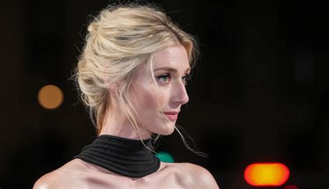 Pesona Elizabeth Debicki Pemeran Putri Diana Di Serial The Crown Season