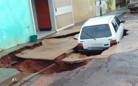 Carro é engolido por cratera após chuva forte em Jales São José do