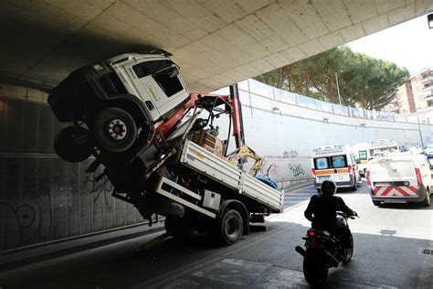 Incidente A Firenze Un Camion Si Incastra Nel Sottopasso Traffico In Tilt