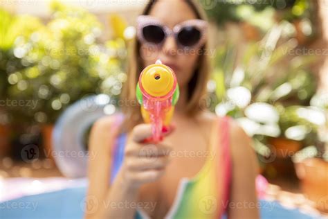 Une Jolie Femme Dans Bikini Avec Une L Eau Pistolet Dans Une Pagayer