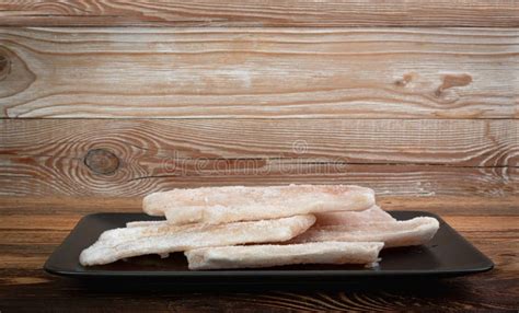 Pescado Congelado En Negro Aislado De Bacalao Blanco Filete Helado