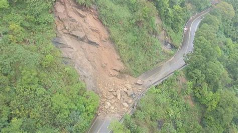 苗栗126縣道巨石擋路 頭屋鄉明德村交通中斷 民視新聞網 Line Today