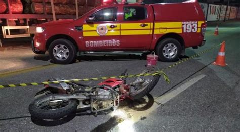 Motociclista morre após colidir contra traseira de caminhão no Vale do