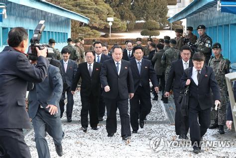 軍事境界線越える北朝鮮代表団 聯合ニュース