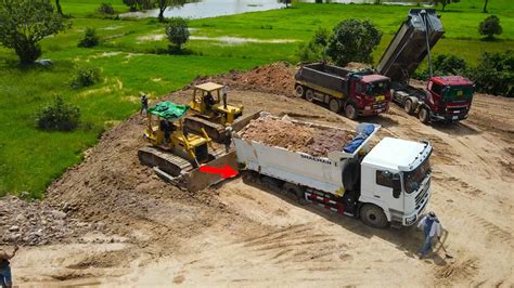 Incredible Heavy Dump Truck Transport Soil Stuck In Deep Mud Help Push