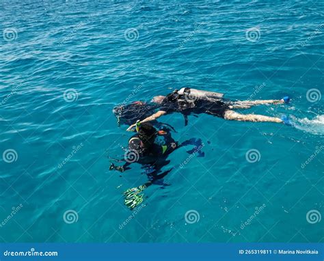 Learning Process Of Scuba Diving Experienced Instructors Teaches One Beginner To Dive Into Sea