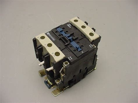 Telemecanique LC1 D8011 Contactor 3P 125A 600VAC 120V