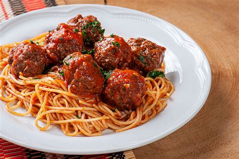 Spaghetti con Polpette di Carne – Ristorante & Pizzeria