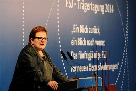 Bmfsfj Elke Ferner Er Ffnet Tr Gertagung Des Freiwilligen Sozialen Jahres