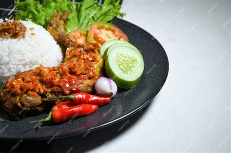 Premium Photo Ayam Geprek Sambal Indonesian Food Or Geprek Fried Chicken With Sambal Hot Chili