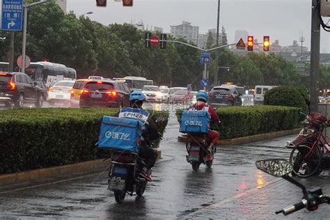 2019年8月9日，台风突袭上海外卖小哥风雨中送餐【媒体用图】高清图片下载 正版图片501392166 摄图网