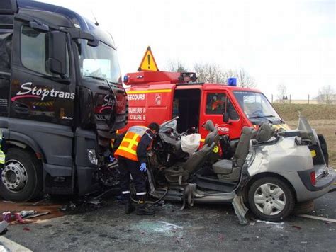 Choc Mortel Entre Un Poids Lourd Et Une Voiture Cloyes Sur Le Loir