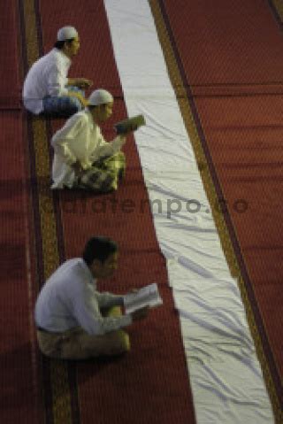 Membaca Al Quran Di Masjid Istiqlal Jakarta Datatempo