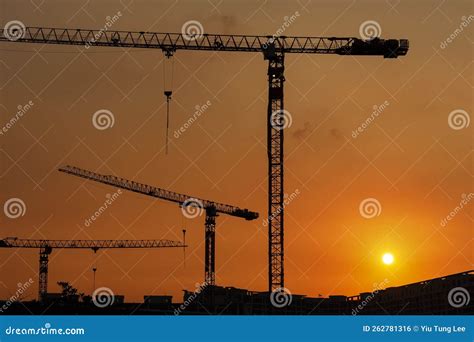 Silhouette De Grue Sur Chantier Sous Le Coucher Du Soleil Photo Stock