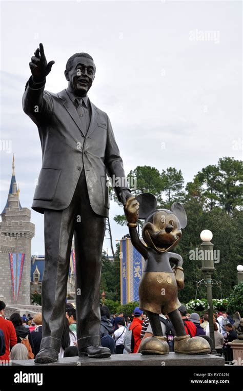 Walt Disney Y Mickey Mouse Estatua Enfrente De Cinderella Castle Magic