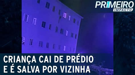 Crian A Fica Pendurada Em Janela De Pr Dio E Cai Do Andar Primeiro