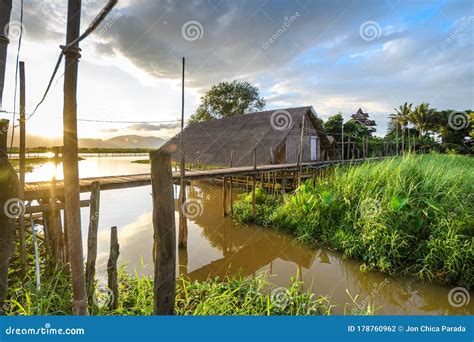 Vis Es Incr Veis De Uma Cidade Flutuante No Lago De Inle Myanmar Foto