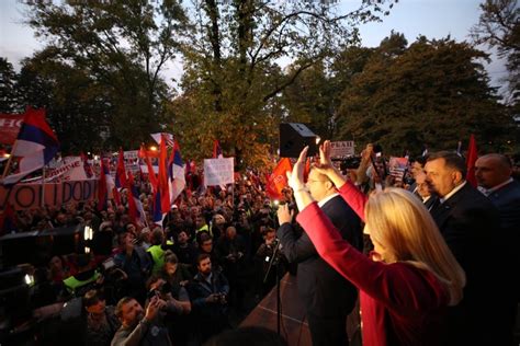 VELIKI SKUP U BANJOJ LUCI Dodikovi Simpatizeri Paradiraju U Majicama