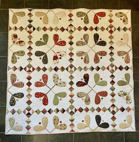 Modern Christmas Lap Quilt Pattern With Appliqued Poinsettias