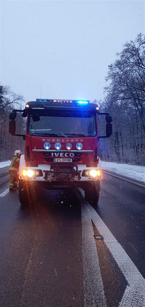 Zderzenie I Dachowanie Dw Ch Pojazd W Cztery Osoby W Szpitalu Zdj Cia