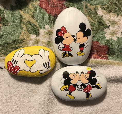 Mickey And Minnie Rock Crafts Painted Rocks Disney Paintings