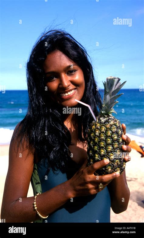 Porto Seguro Bahia Brasilien Brasil Sch Ne M Dchen Frau Mit Ananas Am