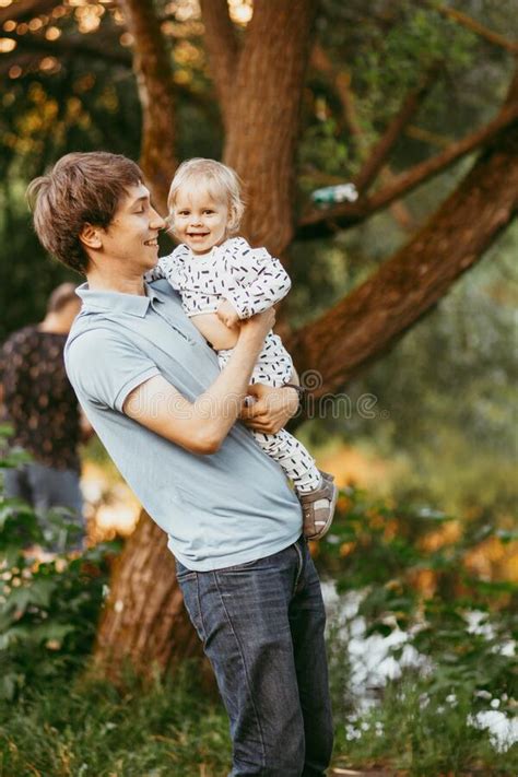 Feliz Padre Familiar E Hijo Caminando Por La Naturaleza Imagen De