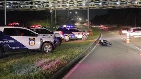 Motociclista Cai Ao Trocar De Faixas Na Linha Verde E Morre Em Grave